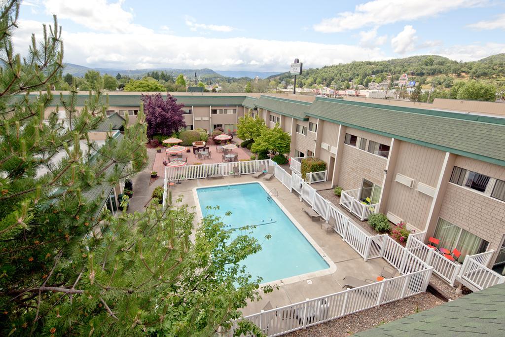 Windmill Inn Of Roseburg Εξωτερικό φωτογραφία