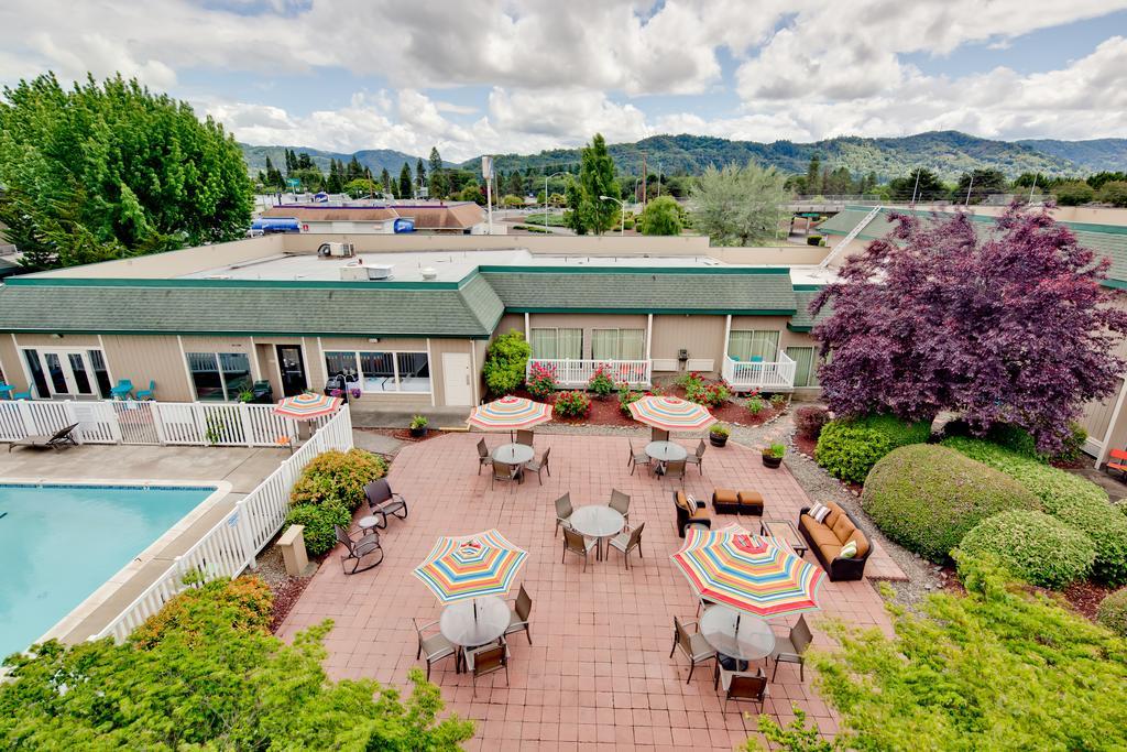 Windmill Inn Of Roseburg Εξωτερικό φωτογραφία
