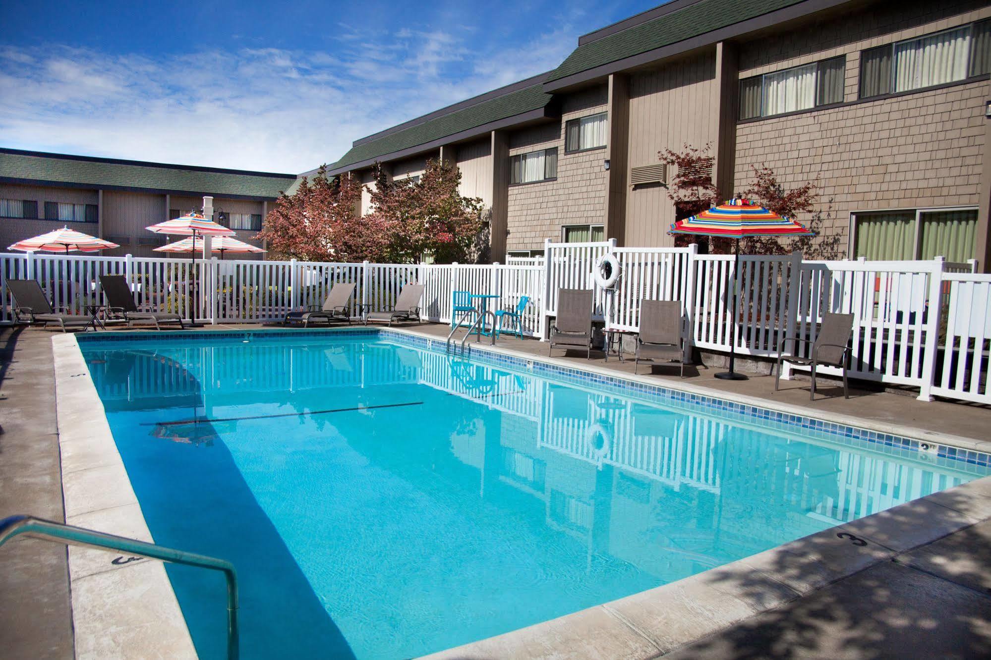 Windmill Inn Of Roseburg Εξωτερικό φωτογραφία